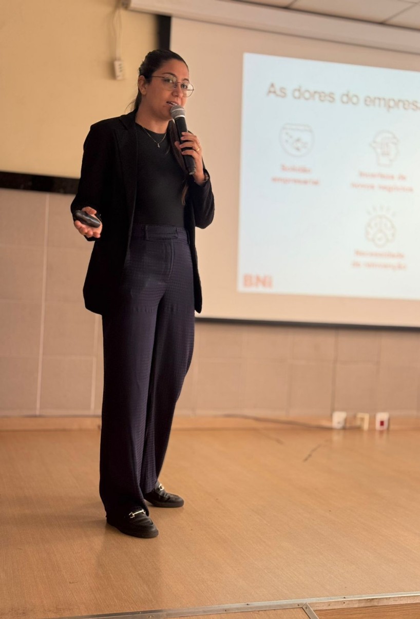 Ana, especialista em crédito imobiliário, apresentando